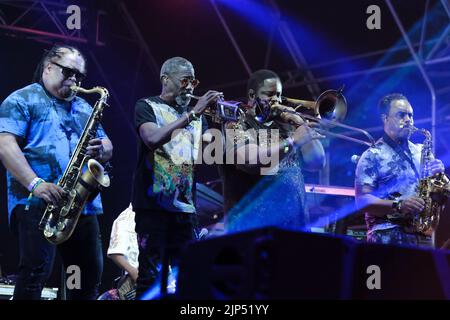 (L-R) Louis Van Taylor Saxophonist, Trompeter, Jermaine Bryson Posaunist und Saxophonist mit Blechbläser der amerikanischen Funk-Soul- und Disco-Band Kool and the Gang, treten beim Boomtown Fair Festival live auf. Boomtown ist ein britisches Musikfestival, das jedes Jahr auf dem Matterley Estate im South Downs National Park in der Nähe von Winchester stattfindet. Kool & The Gang ist eine amerikanische R&B/Soul/Funk-Band, die 1964 in Jersey City, New Jersey, von den Brüdern Robert 'Kool' Bell und Ronald Bell mit Dennis 'Dee Tee' Thomas, Robert 'Spike' Mickens, Charles Smith, George Brown und Ricky West gegründet wurde. Stockfoto