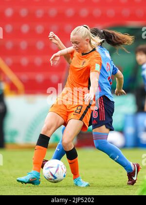 Alajuela, Costa Rica. 11. August 2022. Alajuela, Costa Rica, August 11. 2022: Ella Peddemors (8 Niederlande) und Aemu Oyama (6 Japan) kämpfen während des FIFA U20 Frauen-Fußballspiels Costa Rica 2022 zwischen Japan und den Niederlanden in Morera Soto in Alajuela, Costa Rica, um den Ball (Duell). (Daniela Porcelli/SPP) Quelle: SPP Sport Press Foto. /Alamy Live News Stockfoto