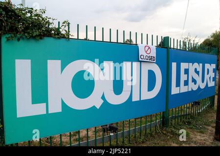 Datchet, UK. 15.. August 2022. Nach dem tragischen Tod eines 11-jährigen Mädchens, das von Freunden als Kyra Hill bezeichnet wurde, ist der Liquid Leisure Windsor Aqua Park seit dem 6.. August 2022 geschlossen. Der Royal Borough of Windsor und Maidenhead haben nun eine Verbotsmitteilung auf der Website "Verbot aller Freizeitaktivitäten im Zusammenhang mit dem See, bis Liquid Leisure hat den rat zufrieden gestellt, sie haben geeignete und ausreichende Risikobewertungen, um zu verhindern oder zu reduzieren das Risiko des Ertrinkens". Quelle: Maureen McLean/Alamy Live News Stockfoto