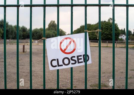 Datchet, UK. 15.. August 2022. Nach dem tragischen Tod eines 11-jährigen Mädchens, das von Freunden als Kyra Hill bezeichnet wurde, ist der Liquid Leisure Windsor Aqua Park seit dem 6.. August 2022 geschlossen. Der Royal Borough of Windsor und Maidenhead haben nun eine Verbotsmitteilung auf der Website "Verbot aller Freizeitaktivitäten im Zusammenhang mit dem See, bis Liquid Leisure hat den rat zufrieden gestellt, sie haben geeignete und ausreichende Risikobewertungen, um zu verhindern oder zu reduzieren das Risiko des Ertrinkens". Quelle: Maureen McLean/Alamy Live News Stockfoto