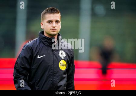 EINDHOVEN, NIEDERLANDE - 15. AUGUST: Vierter offizieller Tim Visser während des niederländischen Keukenkampioendivisie-Spiels zwischen Jong PSV und FC Dordrecht am 15. August 2022 auf dem PSV Campus De Herdgang in Eindhoven, Niederlande (Foto: Joris Verwijst/Orange Picts) Stockfoto