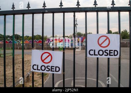 Datchet, UK. 15.. August 2022. Nach dem tragischen Tod eines 11-jährigen Mädchens, das von Freunden als Kyra Hill bezeichnet wurde, ist der Liquid Leisure Windsor Aqua Park seit dem 6.. August 2022 geschlossen. Der Royal Borough of Windsor und Maidenhead haben nun eine Verbotsmitteilung auf der Website "Verbot aller Freizeitaktivitäten im Zusammenhang mit dem See, bis Liquid Leisure hat den rat zufrieden gestellt, sie haben geeignete und ausreichende Risikobewertungen, um zu verhindern oder zu reduzieren das Risiko des Ertrinkens". Quelle: Maureen McLean/Alamy Live News Stockfoto