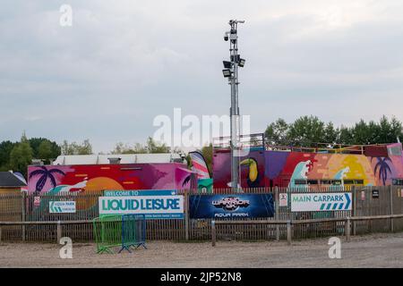 Datchet, UK. 15.. August 2022. Nach dem tragischen Tod eines 11-jährigen Mädchens, das von Freunden als Kyra Hill bezeichnet wurde, ist der Liquid Leisure Windsor Aqua Park seit dem 6.. August 2022 geschlossen. Der Royal Borough of Windsor und Maidenhead haben nun eine Verbotsmitteilung auf der Website "Verbot aller Freizeitaktivitäten im Zusammenhang mit dem See, bis Liquid Leisure hat den rat zufrieden gestellt, sie haben geeignete und ausreichende Risikobewertungen, um zu verhindern oder zu reduzieren das Risiko des Ertrinkens". Quelle: Maureen McLean/Alamy Live News Stockfoto