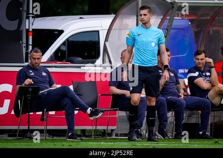 EINDHOVEN, NIEDERLANDE - 15. AUGUST: Vierter offizieller Tim Visser während des niederländischen Keukenkampioendivisie-Spiels zwischen Jong PSV und FC Dordrecht am 15. August 2022 auf dem PSV Campus De Herdgang in Eindhoven, Niederlande (Foto: Joris Verwijst/Orange Picts) Stockfoto