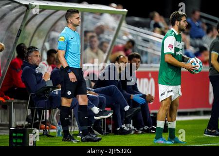 EINDHOVEN, NIEDERLANDE - 15. AUGUST: Vierter offizieller Tim Visser während des niederländischen Keukenkampioendivisie-Spiels zwischen Jong PSV und FC Dordrecht am 15. August 2022 auf dem PSV Campus De Herdgang in Eindhoven, Niederlande (Foto: Joris Verwijst/Orange Picts) Stockfoto