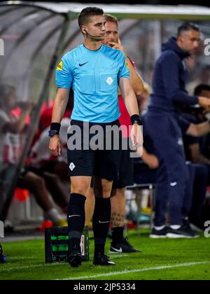 EINDHOVEN, NIEDERLANDE - 15. AUGUST: Vierter offizieller Tim Visser während des niederländischen Keukenkampioendivisie-Spiels zwischen Jong PSV und FC Dordrecht am 15. August 2022 auf dem PSV Campus De Herdgang in Eindhoven, Niederlande (Foto: Joris Verwijst/Orange Picts) Stockfoto