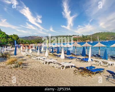 Der berühmte Sandstrand von koukounaries auf der Insel Skiathos, Griechenland Stockfoto