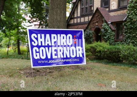 Bloomsburg, Usa. 15. August 2022. Am 15. August 2022 wird vor einem Haus in Bloomsburg, Pennsylvania, ein Josh Shapiro für den Gouverneur von Pennsylvania-Werftschild ausgestellt. (Foto von Paul Weaver/Sipa USA) Quelle: SIPA USA/Alamy Live News Stockfoto