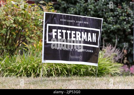 Bloomsburg, Usa. 15. August 2022. Am 15. August 2022 wird in Bloomsburg, Pennsylvania, ein Yard-Schild angezeigt, das den Demokraten John Fetterman für den US-Senat unterstützt. (Foto von Paul Weaver/Sipa USA) Quelle: SIPA USA/Alamy Live News Stockfoto