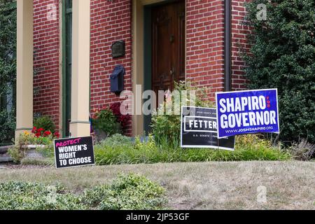 Bloomsburg, Usa. 15. August 2022. Am 15. August 2022 werden in einem Haus in Bloomsburg, Pennsylvania, Schilder für Josh Shapiro, John Fetterman und das Frauenrecht zur Wahl ausgestellt. (Foto von Paul Weaver/Sipa USA) Quelle: SIPA USA/Alamy Live News Stockfoto