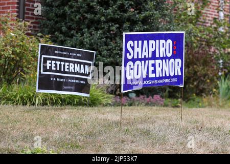 Bloomsburg, Usa. 15. August 2022. Am 15. August 2022 werden in einem Haus in Bloomsburg, Pennsylvania, Schilder zur Unterstützung der Demokraten Josh Shapiro und John Fetterman ausgestellt. (Foto von Paul Weaver/Sipa USA) Quelle: SIPA USA/Alamy Live News Stockfoto
