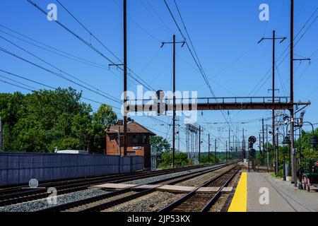 Perryville, MD, USA – 13. August 2022: Elektrifizierte Bahngleise am BAHNHOF MARC. Stockfoto