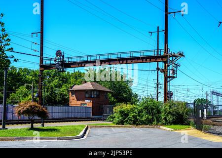 Perryville, MD, USA – 13. August 2022: Elektrifizierte Bahngleise am BAHNHOF MARC. Stockfoto