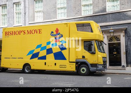 Entfernung Vans außerhalb der 10 Downing Street als scheidender Premierminister Boris Johnson am 15.. August 2022 aus seiner Wohnung auf Nummer 12 zieht Stockfoto