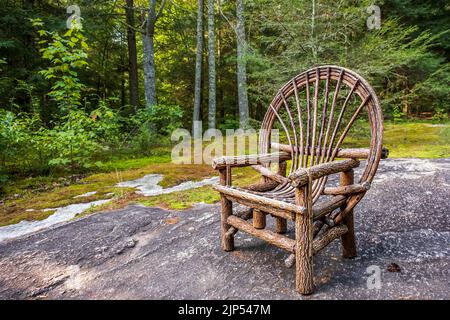 Holzstuhl mit Perücken im Freien in einem Wald auf einem Felsen an der Carl Sandburg Home National Historic Site. Stockfoto