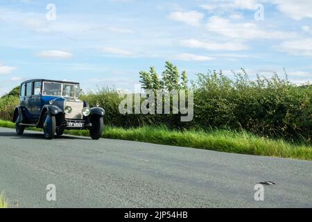 Ein Oldtimer von Rolls Royce aus dem Jahr 1927, der auf einer Landstraße in North Yorkshire gefahren ist. Stockfoto
