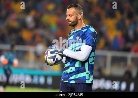 Foto Giovanni Evangelista/LaPresse 13 Agosto 2022 Lecce, Italia - Sport, calcio - U.S. Lecce vs F.C. Inter - CampionatoSerie A Tim 2022/23 - Stadio E. Giardiniero - Via del Mare. Nella foto:Samir Handanovic 13. August 2022 Lecce, Italien - Sport, Fußball - USA Lecce vs F.C. Inter - Italienische Meisterschaft Serie A Tim 2022/23- E. Giardiniero - Via del Mare Stadium. Im Bild: Samir Handanovic Stockfoto