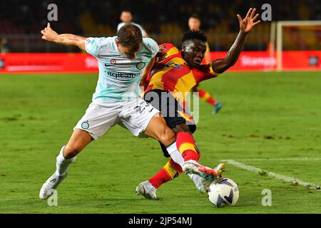 Foto Giovanni Evangelista/LaPresse 13 Agosto 2022 Lecce, Italia - Sport, calcio - U.S. Lecce vs F.C. Inter - CampionatoSerie A Tim 2022/23 - Stadio E. Giardiniero - Via del Mare. Nella foto: Banda, Nicolo Barella 13. August 2022 Lecce, Italien - Sport, Fußball - USA Lecce vs F.C. Inter - Italienische Meisterschaft Serie A Tim 2022/23- E. Giardiniero - Via del Mare Stadium. Im Bild: Banda, Nicolo Barella Stockfoto