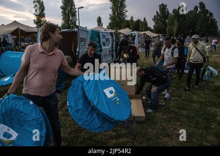 2022-08-15 21:05:43 TER APEL - Eine Gruppe von Unternehmern aus der Provinz Groningen verteilte am Montagabend etwa zweihundert Zelte an wartende Asylbewerber im Antragszentrum. Das Geld für die Pop-up-Zelte wurde durch eine Crowdfunding-Kampagne gesammelt. Die Zentralstelle für die Aufnahme von Asylsuchenden (COA) geht davon aus, dass wegen der Menschenmassen rund 150 Menschen außerhalb des Antragszentrums in Ter Apel schlafen müssen. ANP VINCENT JANNINK niederlande Out - belgien Out Stockfoto