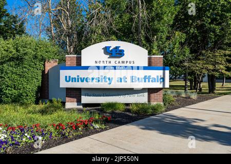 Amherst, NY - 29. Juli 2022: Schild am Eingang der Flint Road zur Universität am Buffalo North Campus der State University of New York. UB gehört zu Einem Stockfoto