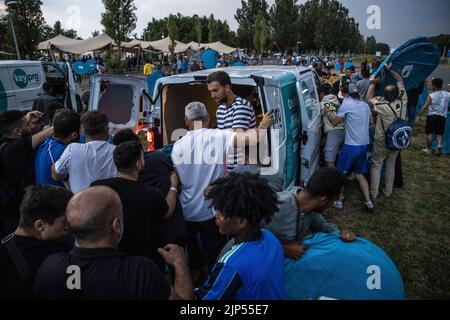 2022-08-15 21:07:00 TER APEL - Eine Gruppe von Unternehmern aus der Provinz Groningen verteilte am Montagabend etwa zweihundert Zelte an wartende Asylbewerber im Antragszentrum. Das Geld für die Pop-up-Zelte wurde durch eine Crowdfunding-Kampagne gesammelt. Die Zentralstelle für die Aufnahme von Asylsuchenden (COA) geht davon aus, dass wegen der Menschenmassen rund 150 Menschen im Anwendungszentrum in Ter Apel draußen schlafen müssen. ANP VINCENT JANNINK niederlande Out - belgien Out Stockfoto