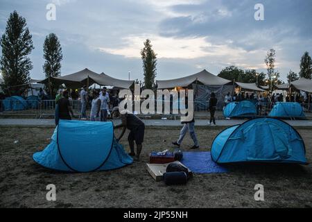 2022-08-15 21:20:01 TER APEL - Eine Gruppe von Unternehmern aus der Provinz Groningen verteilte am Montagabend etwa zweihundert Zelte an wartende Asylbewerber im Antragszentrum. Das Geld für die Pop-up-Zelte wurde durch eine Crowdfunding-Kampagne gesammelt. Die Zentralstelle für die Aufnahme von Asylsuchenden (COA) geht davon aus, dass wegen der Menschenmassen rund 150 Menschen im Anwendungszentrum in Ter Apel draußen schlafen müssen. ANP VINCENT JANNINK niederlande Out - belgien Out Stockfoto
