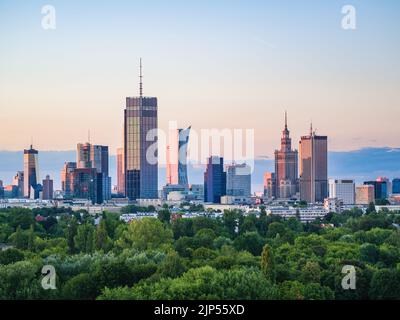 Warschauer Stadtzentrum und Pola Mokotowskie Park in der Abenddämmerung Luftaufnahme Stockfoto