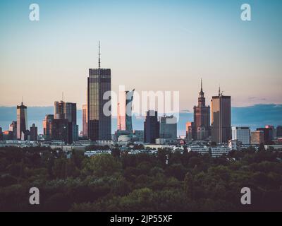 Warschauer Stadtzentrum und Pola Mokotowskie Park in der Abenddämmerung Luftaufnahme Stockfoto