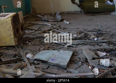 Shusha - Aserbaidschan: 1. Juni 2022. Regierungsbüros, die durch Bomben in der Stadt Shusha zerstört wurden. Stockfoto