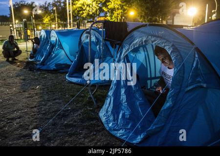 2022-08-15 21:42:38 TER APEL - Eine Gruppe von Unternehmern aus der Provinz Groningen verteilte am Montagabend etwa zweihundert Zelte an wartende Asylbewerber im Antragszentrum. Das Geld für die Pop-up-Zelte wurde durch eine Crowdfunding-Kampagne gesammelt. Die Zentralstelle für die Aufnahme von Asylsuchenden (COA) geht davon aus, dass wegen der Menschenmassen rund 150 Menschen im Anwendungszentrum in Ter Apel draußen schlafen müssen. ANP VINCENT JANNINK niederlande Out - belgien Out Stockfoto