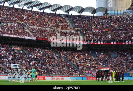 Foto Spada/LaPresse 13 Agosto 2022 - Milano, Italia - Sport, calcio - Milan vs Udinese - Campionato italiano di calcio Serie A Tim 2022/2023 - Stadio San Siro. Nella foto: minuto di silenzio 13. August 2022 Mailand, Italien - Sport, calcio - Milan vs Udinese - Italienische Serie A Fußballmeisterschaft 2022/2023 - San Siro Stadion. Im Bild: Schweigeminute Stockfoto