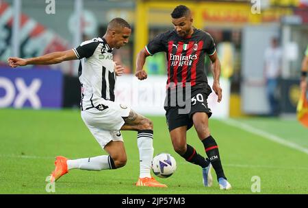 Foto Spada/LaPresse 13 Agosto 2022 - Milano, Italia - Sport, calcio - Milan vs Udinese - Campionato italiano di calcio Serie A Tim 2022/2023 - Stadio San Siro. Nella foto: Junior Messia , Becao 13. August 2022 Mailand, Italien - Sport, calcio - Milan vs Udinese - Italienische Serie A Fußballmeisterschaft 2022/2023 - San Siro Stadion. Im Bild: Junior Messia , Becao Stockfoto