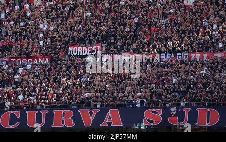 Foto Spada/LaPresse 13 Agosto 2022 - Milano, Italia - Sport, calcio - Milan vs Udinese - Campionato italiano di calcio Serie A Tim 2022/2023 - Stadio San Siro. Nella foto: tifosi Milan August 13, 2022 Mailand, Italien - Sport, calcio - Milan vs Udinese - Italienische Serie A Fußballmeisterschaft 2022/2023 - San Siro Stadion. Im Bild: Mailänder Fans Stockfoto