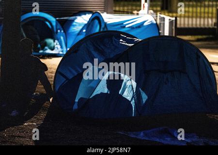 2022-08-15 21:38:56 TER APEL - Eine Gruppe von Unternehmern aus der Provinz Groningen verteilte am Montagabend etwa zweihundert Zelte an wartende Asylbewerber im Antragszentrum. Das Geld für die Pop-up-Zelte wurde durch eine Crowdfunding-Kampagne gesammelt. Die Zentralstelle für die Aufnahme von Asylsuchenden (COA) geht davon aus, dass wegen der Menschenmassen rund 150 Menschen im Anwendungszentrum in Ter Apel draußen schlafen müssen. ANP VINCENT JANNINK niederlande Out - belgien Out Stockfoto