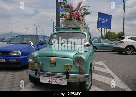 Der legendäre Auto-Supermini Zastava 750 (Fiat 600), der von 1955 bis 1985 produziert wurde, parkte vor dem Blumengeschäft, geschmückt mit Blumen Stockfoto