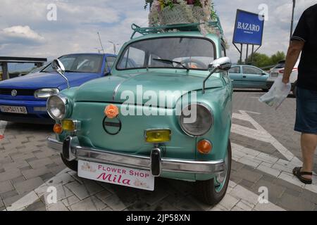 Der legendäre Auto-Supermini Zastava 750 (Fiat 600), der von 1955 bis 1985 produziert wurde, parkte vor dem Blumengeschäft, geschmückt mit Blumen Stockfoto