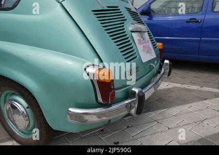 Der legendäre Auto-Supermini Zastava 750 (Fiat 600), der von 1955 bis 1985 produziert wurde, parkte vor dem Blumengeschäft, geschmückt mit Blumen Stockfoto