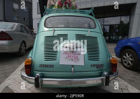 Der legendäre Auto-Supermini Zastava 750 (Fiat 600), der von 1955 bis 1985 produziert wurde, parkte vor dem Blumengeschäft, geschmückt mit Blumen Stockfoto