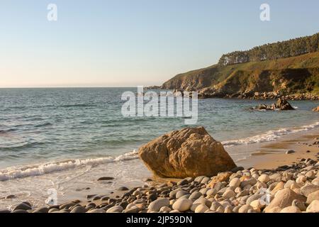 Viele Felsen an diesem kalten Strand an der Nordküste Spaniens Stockfoto