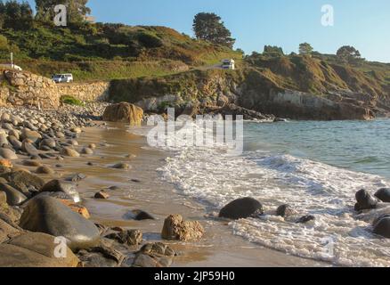 Sonnenuntergang von einem einsamen und felsigen Strand im kantabrischen Meer Stockfoto