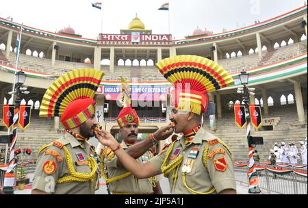 Amritsar, Indien. 16. August 2022. AMRITSAR, INDIEN - 15. AUGUST: Mitarbeiter der indischen Grenzschutztruppe (BSF) tauschen am 15. August 2022 in Amritsar, Indien, anlässlich der Feierlichkeiten zum Unabhängigkeitstag 76. an der Grenze zu Attari Wagah Süßigkeiten aus. (Foto von Sameer Sehgal/Hindustan Times/Sipa USA ) Quelle: SIPA USA/Alamy Live News Stockfoto