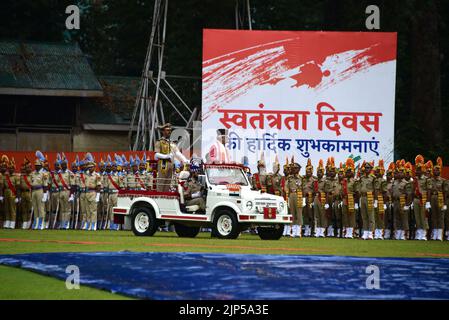 Srinagar, Indien. 16. August 2022. SRINAGAR, INDIEN - 15. AUGUST: Der Vizegouverneur des Union Territory of Jammu and Kashmir Manoj Sinha inspiziert die Parade-Kontingente während der Feierlichkeiten zum Unabhängigkeitstag 75. im Sher-i-Kashmir Cricket Stadium am 15. August 2022 in Srinagar, Indien. (Foto von Waseem Andrabi/Hindustan Times/Sipa USA ) Quelle: SIPA USA/Alamy Live News Stockfoto