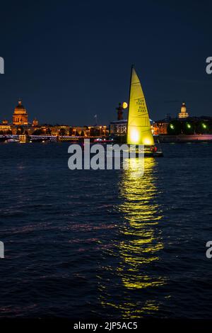 Russland, St. Petersburg, 07. August 2022: Ein paar Segelboote mit Segeln beleuchtet in der Trikolore Russlands gehen in die Innenstadt zur Feier der Stockfoto