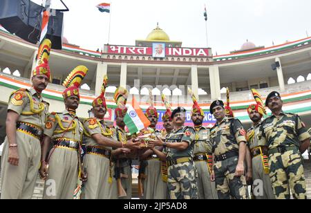 Amritsar, Indien. 16. August 2022. AMRITSAR, INDIEN - 15. AUGUST: Die indische Grenzschutztruppe (BSF) DIG Sanjay Gaur überreicht am 15. August 2022 an der Grenze zu Attari Wagah in Amritsar, Indien, während der Feierlichkeiten zum Unabhängigkeitstag 76. Süßigkeiten an die Mitarbeiter der BSF. (Foto von Sameer Sehgal/Hindustan Times/Sipa USA ) Quelle: SIPA USA/Alamy Live News Stockfoto