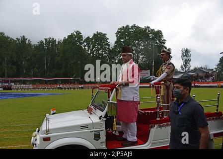 Srinagar, Indien. 16. August 2022. SRINAGAR, INDIEN - 15. AUGUST: Der Vizegouverneur des Union Territory of Jammu and Kashmir Manoj Sinha inspiziert die Parade-Kontingente während der Feierlichkeiten zum Unabhängigkeitstag 75. im Sher-i-Kashmir Cricket Stadium am 15. August 2022 in Srinagar, Indien. (Foto von Waseem Andrabi/Hindustan Times/Sipa USA ) Quelle: SIPA USA/Alamy Live News Stockfoto