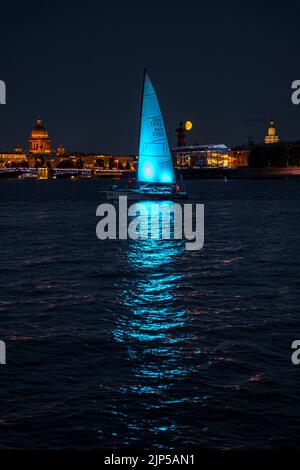 Russland, St. Petersburg, 07. August 2022: Ein paar Segelboote mit Segeln beleuchtet in der Trikolore Russlands gehen in die Innenstadt zur Feier der Stockfoto