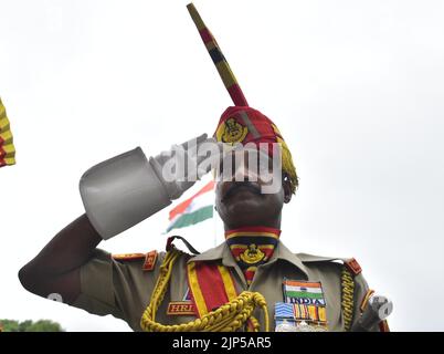 Amritsar, Indien. 16. August 2022. AMRITSAR, INDIEN - 15. AUGUST: : Die indische Grenzschutztruppe (BSF) jawan während der Feierlichkeiten zum Unabhängigkeitstag 76. an der Grenze zu Attari Wagah am 15. August 2022 in Amritsar, Indien. (Foto von Sameer Sehgal/Hindustan Times/Sipa USA ) Quelle: SIPA USA/Alamy Live News Stockfoto