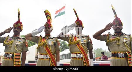 Amritsar, Indien. 16. August 2022. AMRITSAR, INDIEN - 15. AUGUST: Indische Grenzschutztruppe (BSF) Jawans während der Feierlichkeiten zum Unabhängigkeitstag 76. an der Grenze zu Attari Wagah, am 15. August 2022 in Amritsar, Indien. (Foto von Sameer Sehgal/Hindustan Times/Sipa USA ) Quelle: SIPA USA/Alamy Live News Stockfoto