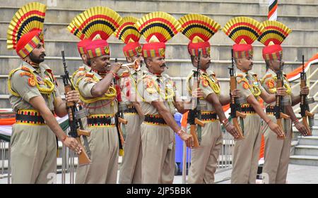 Amritsar, Indien. 16. August 2022. AMRITSAR, INDIEN - 15. AUGUST: : Die indische Grenzschutztruppe (BSF) jawan während der Feierlichkeiten zum Unabhängigkeitstag 76. an der Grenze zu Attari Wagah am 15. August 2022 in Amritsar, Indien. (Foto von Sameer Sehgal/Hindustan Times/Sipa USA ) Quelle: SIPA USA/Alamy Live News Stockfoto