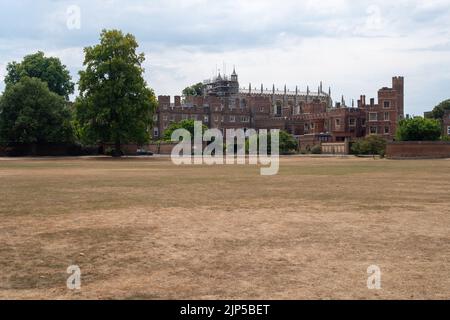 Eton, Windsor, Britannien. 15.. August 2022. Wie in vielen Teilen Großbritanniens fordern die Hitzewelle und die Dürre ihren Tribut auf dem Gelände der öffentlichen Schule, dem Eton College. Für die kommenden Wochen wird dringend benötigter Regen prognostiziert, und der Südosten befindet sich nun offiziell in einer Dürre. Quelle: Maureen McLean/Alamy Live News Stockfoto